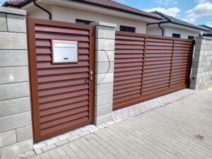 Oceľová samonosná brána