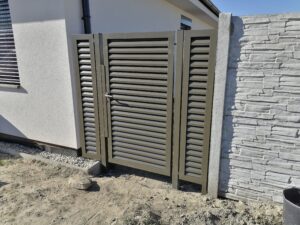 Vstupná bránka s lamelovou výplňou