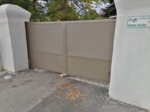 Krídlová brána s 3D plechom